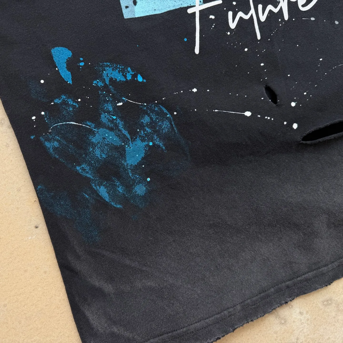 P138 #【Two Colors】CTS-108 Saint Street Dirty street graffiti style T-shirt. Ready-made hand-painted splash ink + multi-position manual destruction + heavy Assute fermentation mill spray horse wash process. Full of retro and high-end feeling. Size: S M L XL